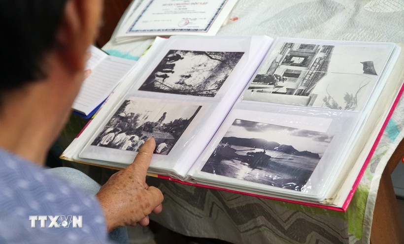 Các bức ảnh của nhà báo Trần Xuân Quang nay là nguồn tư liệu quý giá về cuộc chiến tranh ác liệt tại Khu 5. (Ảnh: Quốc Dũng/TTXVN)