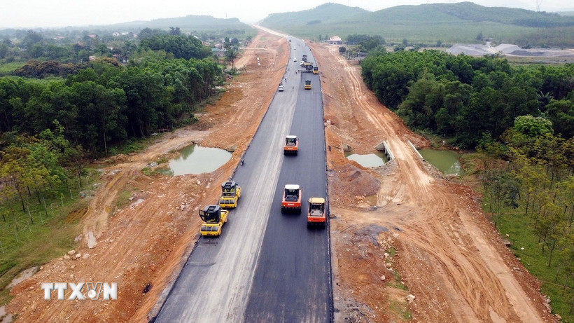 Thi công dự án thành phần Vạn Ninh-Cam Lộ. (Ảnh: Tá Chuyên/TTXVN)