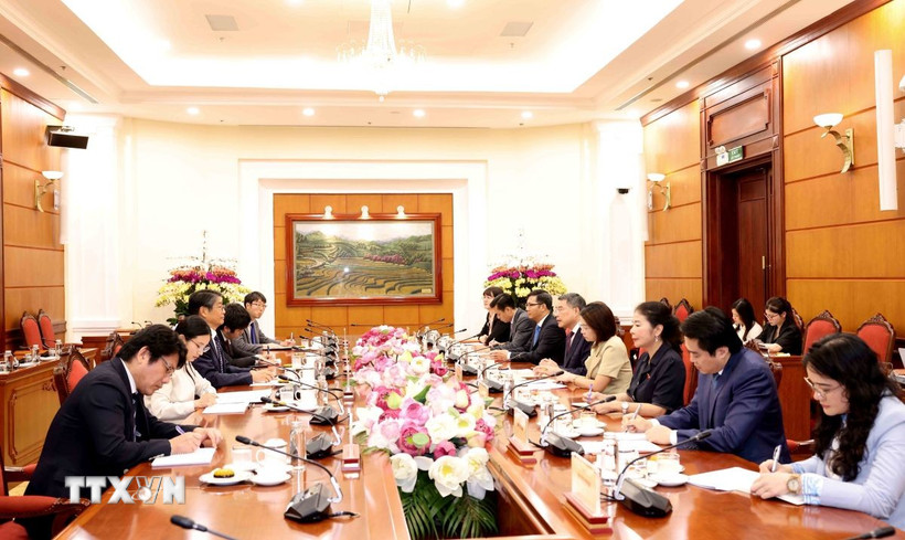 Trưởng Ban Tổ chức Trung ương Lê Minh Hưng tiếp Đại sứ Nhật Bản tại Việt Nam Ito Naoki. (Ảnh: Phương Hoa/TTXVN)