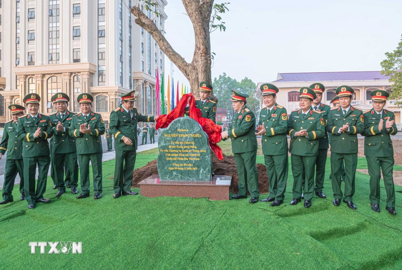 Đại tướng Nguyễn Trọng Nghĩa, Ủy viên Bộ Chính trị, Bí thư Trung ương Đảng, Ủy viên Thường vụ Quân ủy Trung ương, Chủ nhiệm Tổng cục Chính trị, trồng cây lưu niệm tại Quân khu 9. (Ảnh: Ngọc Thiện/TTXVN)