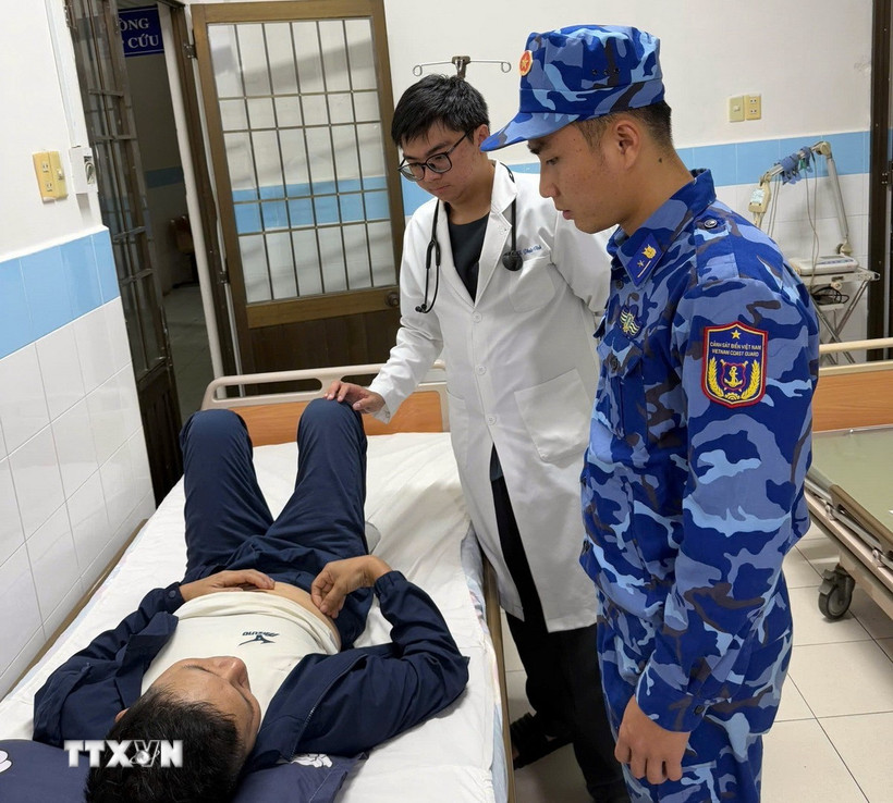 Y bác sĩ Trung tâm Y tế Quân, Dân y huyện Côn Đảo thăm, khám cho thủy thủ bị bệnh. (Ảnh: TTXVN phát)