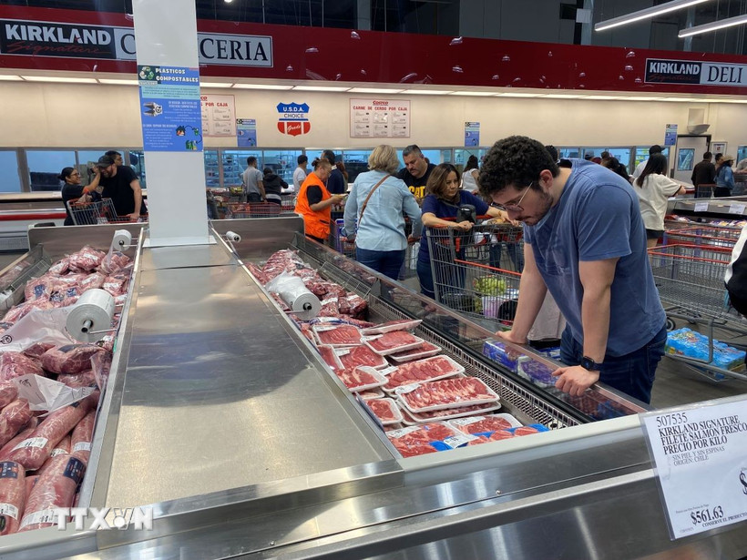 Người tiêu dùng lựa chọn mua thịt bò tại siêu thị. (Ảnh: TTXVN)