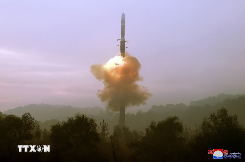 Một vụ phóng thử nghiệm tên lửa đạn đạo liên lục địa Hwasongpho-19 của Triều Tiên, ngày 31/10/2024. Ảnh: KCNA/TTXVN