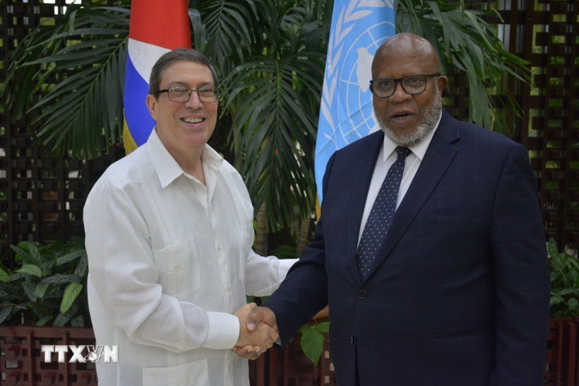 Chủ tịch ĐHĐ LHQ Dennis Francis gặp Bộ trưởng Bộ Ngoại giao Cuba Bruno Rodríguez Parilla (trái). (Ảnh: Mai Phương/TTXVN)