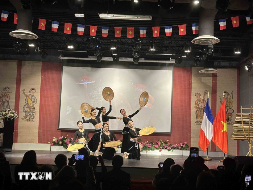 Tiết mục biểu diễn của đoàn nghệ thuật Nhà hát Ca múa nhạc Quốc gia Việt Nam tại Pháp. (Ảnh: Ngọc Hiệp/TTXVN)