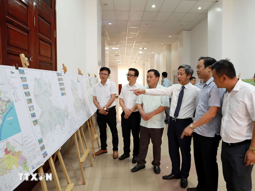 Các đại biểu xem bản đồ về quy hoạch chung xây dựng Khu kinh tế cửa khẩu Ma Lù Thàng, tỉnh Lai Châu đến năm 2045. (Ảnh: Quý Trung/TTXVN)