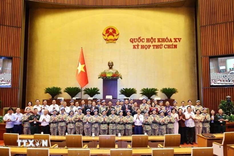 Các đồng chí Phó Chủ tịch Quốc hội với ban soạn thảo và sỹ quan Cục Gìn giữ hòa bình. (Ảnh: TTXVN)