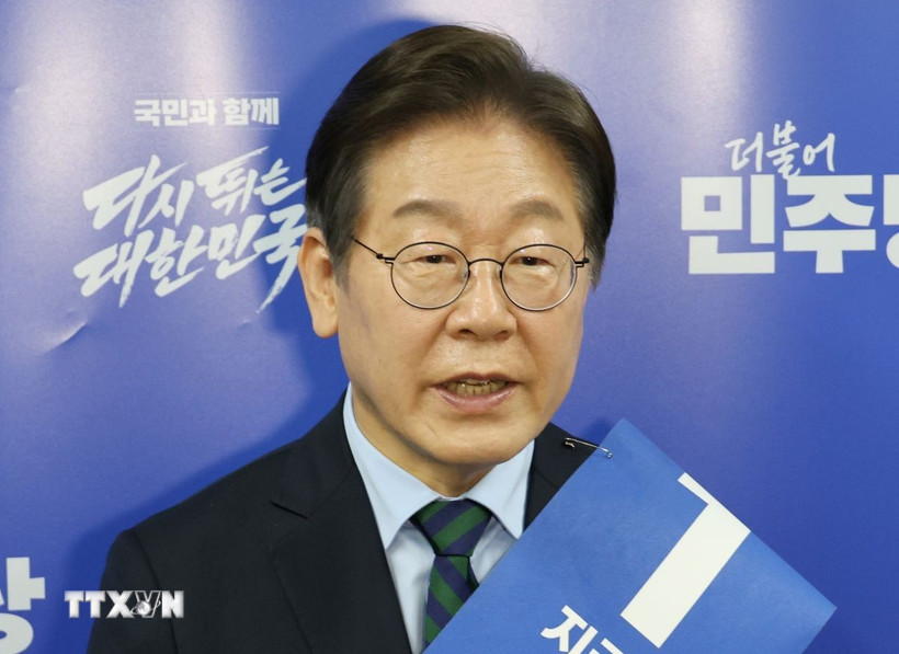 Ông Lee Jae Myung, cựu Chủ tịch đảng Dân chủ (DP) đối lập chính tại Hàn Quốc, phát biểu với báo giới ở Chungcheong ngày 19/4/2025. (Ảnh: Yonhap/TTXVN)