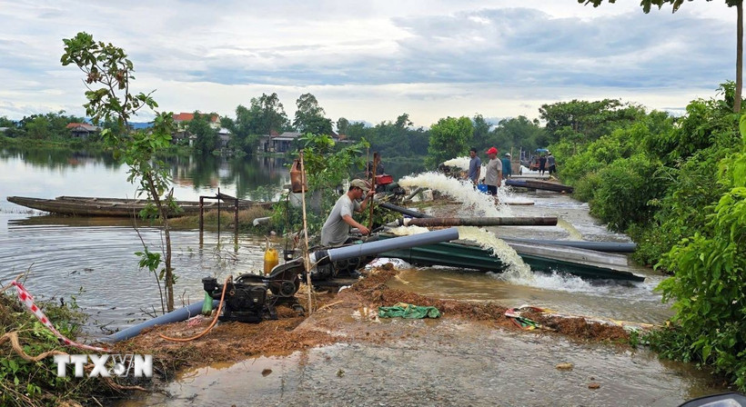 Nước ngập sâu ở Huế. (Ảnh: Tường Vi/TTXVN)