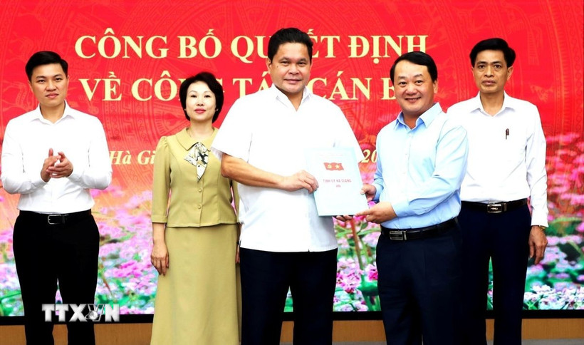 Bí thư Tỉnh ủy Hà Giang Hầu A Lềnh trao quyết định bổ nhiệm lại đồng chí Vàng Seo Cón, Ủy viên Ban Thường vụ Tỉnh ủy, Chủ tịch Ủy ban MTTQ tỉnh giữ chức vụ Chủ tịch Ủy ban Mặt trận Tổ quốc tỉnh Hà Giang. (Ảnh: TTXVN phát)