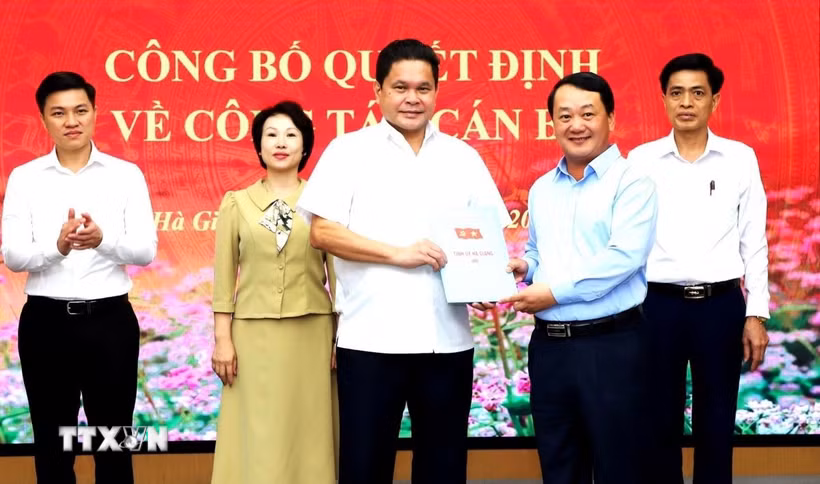 Bí thư Tỉnh ủy Hà Giang Hầu A Lềnh trao quyết định bổ nhiệm lại đồng chí Vàng Seo Cón, Ủy viên Ban Thường vụ Tỉnh ủy, Chủ tịch Ủy ban MTTQ tỉnh giữ chức vụ Chủ tịch Ủy ban Mặt trận Tổ quốc tỉnh Hà Giang. (Ảnh: TTXVN phát)