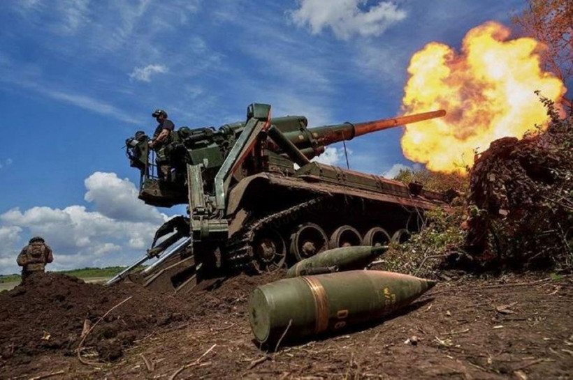 Quân nhân Ukraine nã pháo tự hành 2S7 Pion tại vùng Donetsk về phía mặt trận Nga. (Ảnh: Reuters/TTXVN)