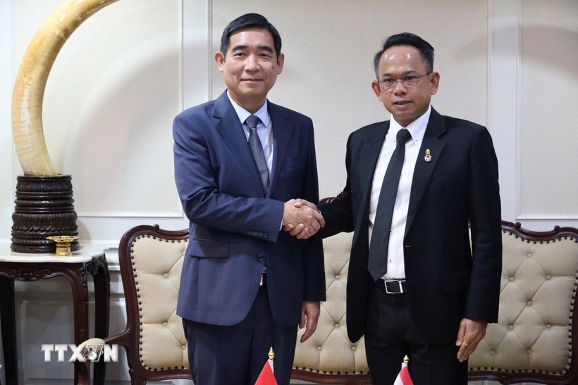 Đại sứ Phạm Việt Hùng (trái) và Tỉnh trưởng tỉnh Songkhla Chotnarin Kerdsom. (Ảnh: TTXVN phát)