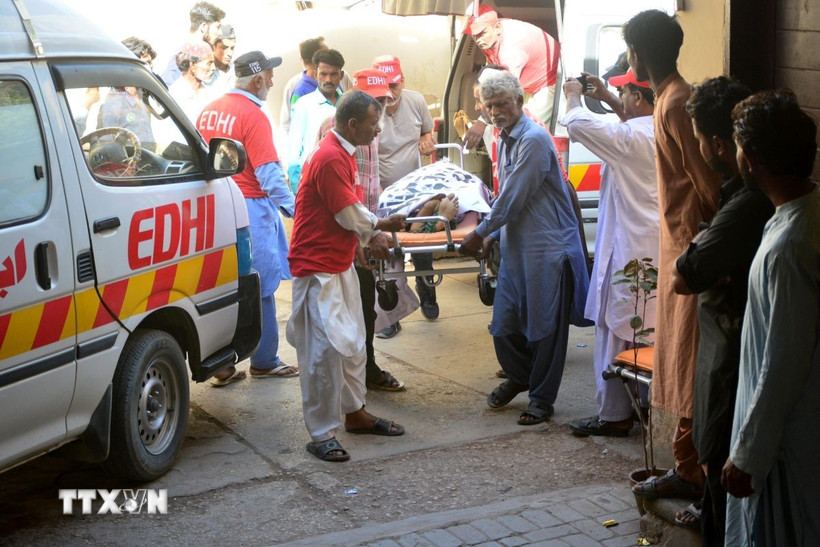 Lực lượng cứu hộ chuyển người bị thương trong vụ tai nạn giao thông tới bệnh viện ở huyện Jamshoro, tỉnh Sindh, miền Nam Pakistan ngày 22/4/2025. (Ảnh: THX/TTXVN)