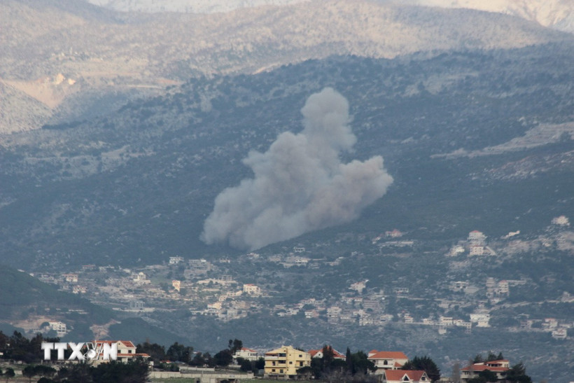 Khói bốc lên từ địa điểm ở Kfar Hamam, Liban sau cuộc tấn công của Israel ngày 16/2/2025. (Ảnh: THX/TTXVN)