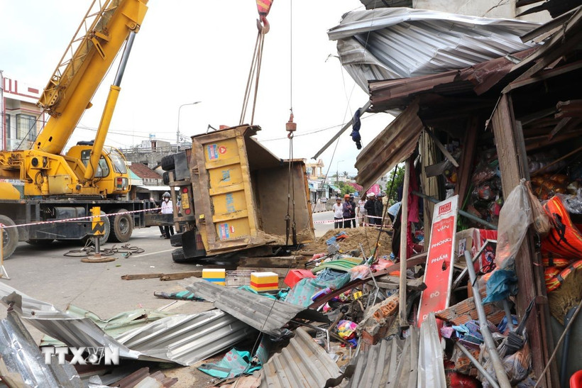 Hiện trường vụ tai nạn. (Ảnh: Đinh Hương/TTXVN)