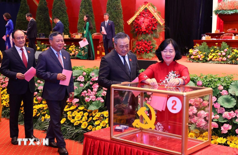 Đại biểu bỏ phiếu bầu Ban Chấp hành Đảng bộ Thành phố Hà Nội khóa XVIII, nhiệm kỳ 2025-2030. (Ảnh: Văn Điệp/TTXVN) 