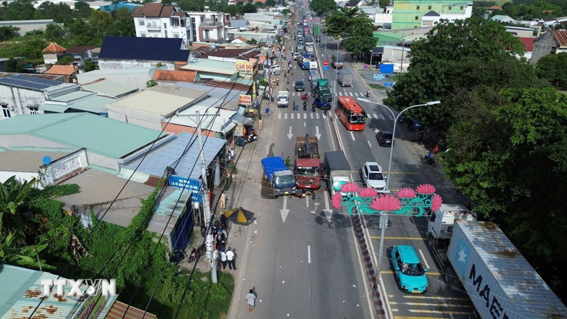 Vụ tai nạn nghiêm trọng trên Quốc lộ 22B, khiến một người tử vong, giao thông trên tuyến ùn tắc nhiều km. (Ảnh: TTXVN phát) 