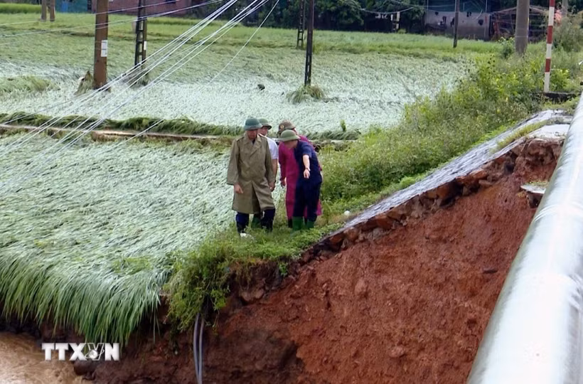 Đoàn công tác của Phó Chủ tịch Ủy ban Nhân dân tỉnh Sơn La đi kiểm tra, nắm tình hình thiệt hại do hoàn lưu bão. (Ảnh: TTXVN phát)