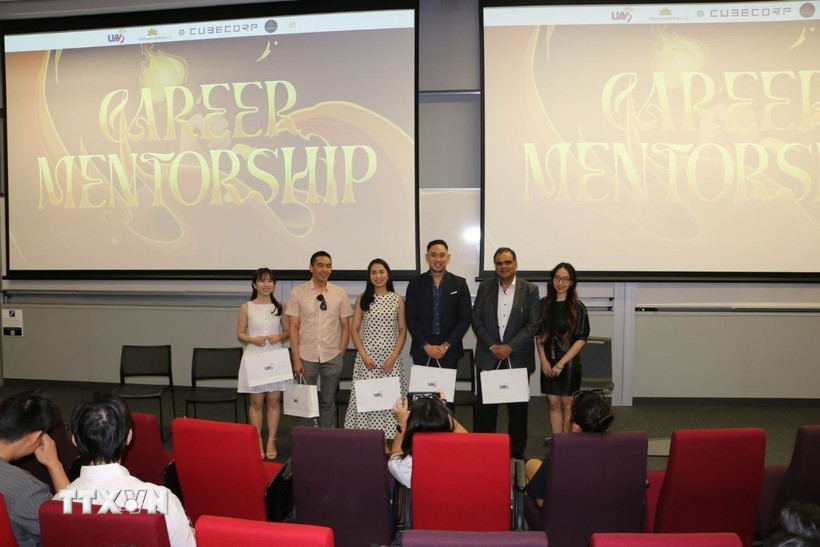 Các diễn giả khách mời tham dự chương trình chụp ảnh kỷ niệm cùng đại diện Ban tổ chức. (Ảnh: Lê Đạt/TTXVN)