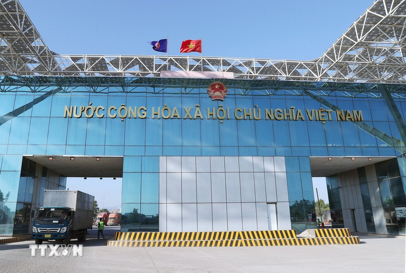Hoạt động xuất nhập khẩu tại cửa khẩu Bắc Luân 2. (Ảnh: Quốc Khánh/TTXVN)