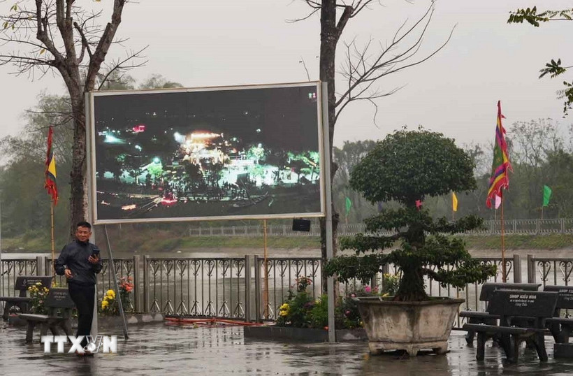 Hệ thống kiosk cảm ứng ngoài trời 65 inch được lắp đặt tại Đền Ông Hoàng Mười, tỉnh Nghệ An. (Ảnh: Bích Huệ/TTXVN)