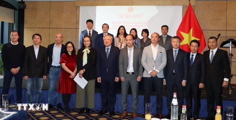 Các thành viên ViLaB chụp ảnh lưu niệm với Phó Thủ tướng thường trực Nguyễn Hòa Bình và các thành viên đoàn công tác. (Ảnh: Hương Giang/TTXVN)