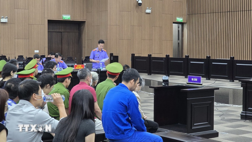 Đại diện Viện Kiểm sát công bố bản cáo trạng tại phiên tòa. (Ảnh: Kim Anh/TTXVN)