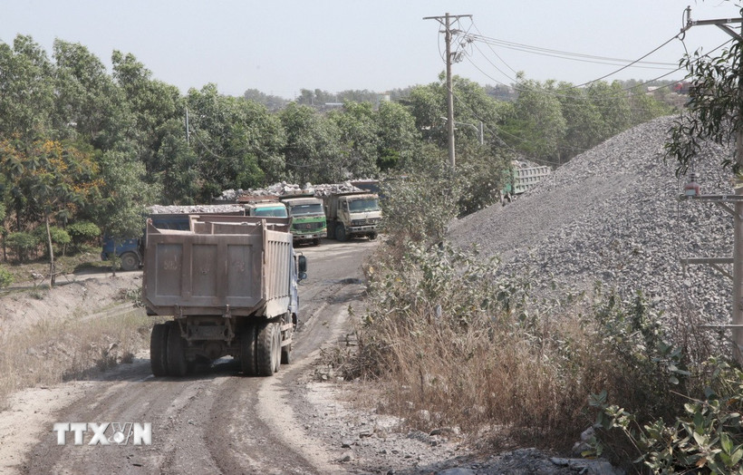 Xe vận chuyển đá trong cụm mỏ đá Tân Cang. (Ảnh: Công Phong/TTXVN)