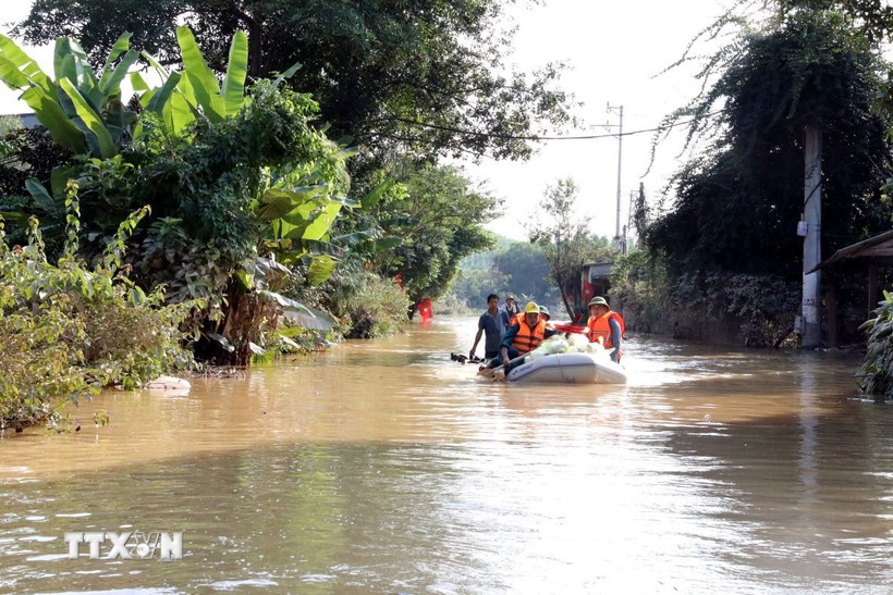 Lực lượng cứu hộ chở hàng hóa, nhu yếu phẩm tiếp tế cho người dân ở vùng ngập sâu xã Vân Nham thuộc tỉnh Lạng Sơn. (Ảnh: Văn Đạt/TTXVN)