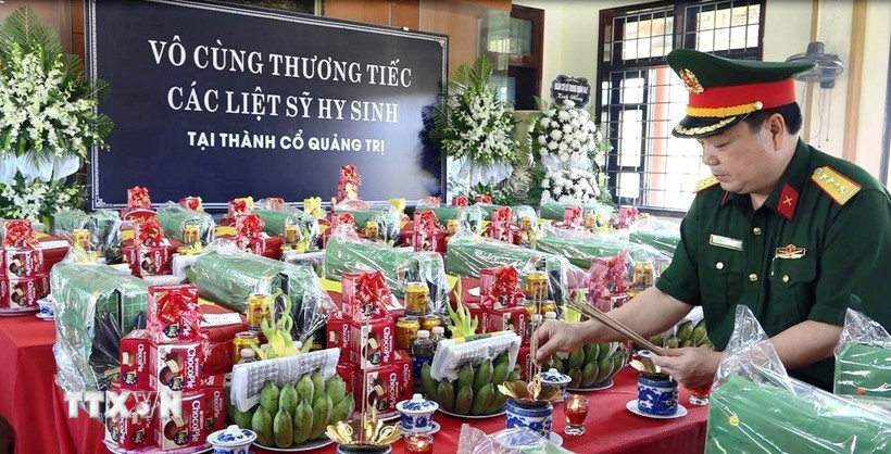 Đại tá Lê Hồng Việt, Phó Bí thư Thường trực Đảng ủy Quân sự tỉnh, Chính ủy Bộ Chỉ huy Quân sự tỉnh Quảng Trị, Phó trưởng Ban thường trực Ban Chỉ đạo 515 tỉnh thắp hương viếng anh linh các anh hùng liệt sỹ. (Ảnh: TTXVN phát)