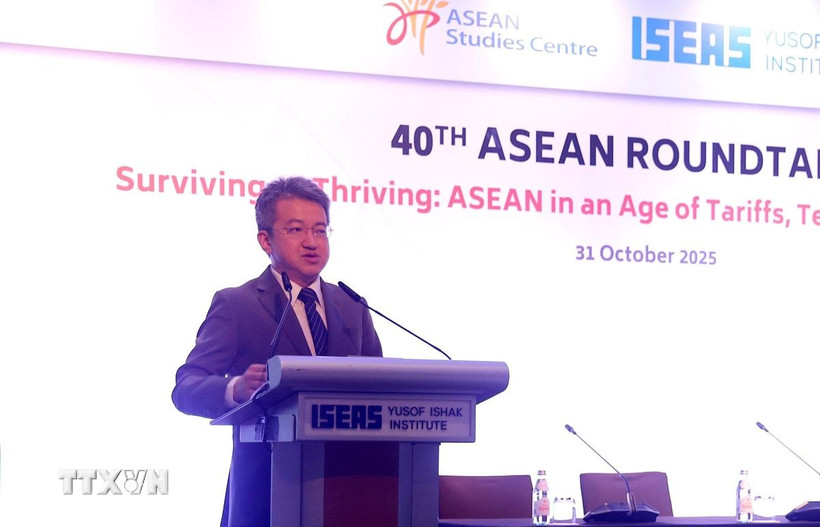 Diễn giả chính Liew Chin Tong, Thứ trưởng Bộ Đầu tư, Thương mại và Công nghiệp Malaysia, phát biểu tại Hội nghị. (Ảnh: Tất Đạt/TTXVN)