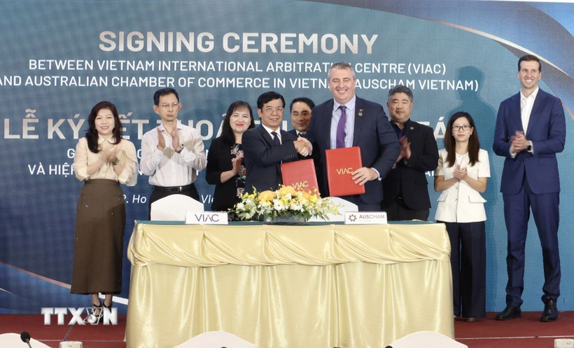 Trung tâm Trọng tài Quốc tế Việt Nam và Hiệp hội Doanh nghiệp Australia tại Việt Nam (AusCham Vietnam) ký kết thỏa hợp tác tại diễn đàn. (Ảnh: Xuân Anh/TTXVN) 