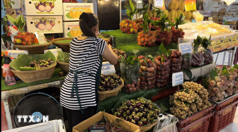 Tiểu thương Thái Lan bày bán trái cây tại chợ đầu mối ở Thủ đô Bangkok, Thái Lan. (Ảnh Huy Tiến/TTXVN) 