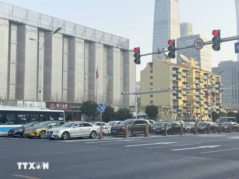 Tại Trung Quốc, nếu lái xe vượt đèn đỏ, sẽ bị trừ 6 điểm và phạt 200 NDT (khoảng 700.000 VNĐ). (Ảnh: Công Tuyên/TTXVN).