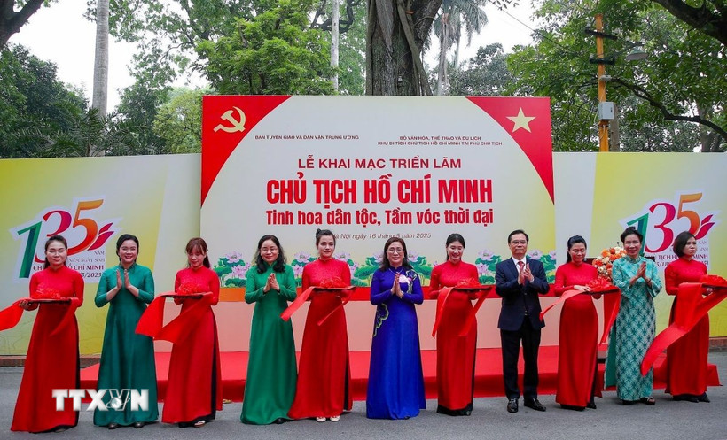 Lễ cắt băng khai mạc triển lãm. (Ảnh: Thanh Tùng/TTXVN)