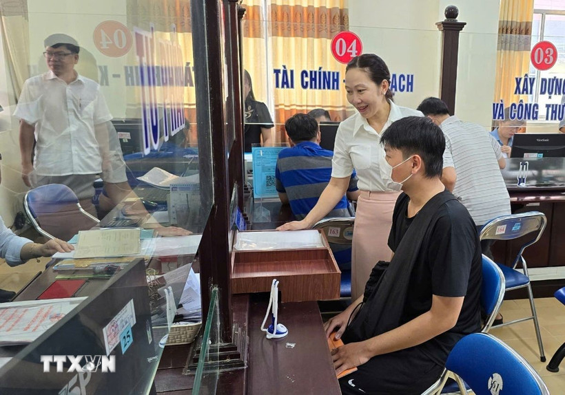 Bà Lê Thị Hồng Lam, Chủ tịch Ủy ban Nhân dân phường Tân An, thành phố Cần Thơ kiểm tra hoạt động tại Trung tâm Phục vụ hành chính công của phường sáng 1/7/2025. (Ảnh: Thanh Liêm/TTXVN)