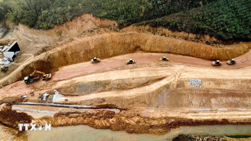 Đơn vị thi công công trình cầu Hàm Yên thuộc dự án cao tốc Tuyên Quang-Hà Giang huy động máy móc thi công 3 ca, 4 kíp để đảm bảo tiến độ. (Ảnh: Hoàng Hải/TTXVN)