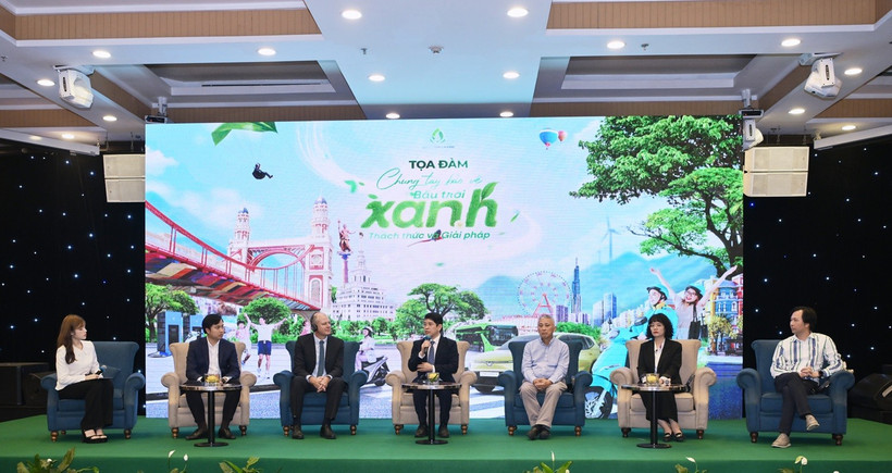 Các chuyên gia hàng đầu trong và ngoài nước cùng thảo luận về những giải pháp bảo vệ môi trường không khí. (Ảnh: Vietnam+)