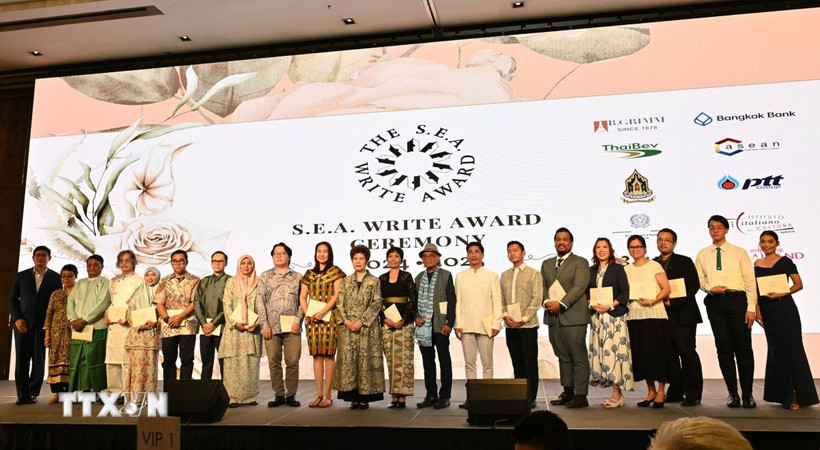 Các nhà văn được vinh danh tại Lễ trao giải thưởng văn học ASEAN 2024-2025. (Ảnh: Đỗ Sinh/TTXVN)