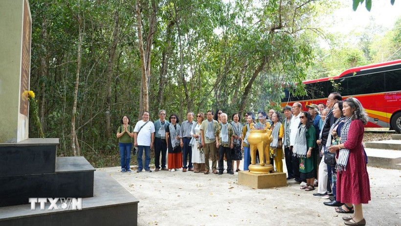 Các đại biểu tưởng niệm các thế hệ chiến sỹ Thông tấn xã Giải phóng đã hy sinh trong cuộc đấu tranh giải phóng miền Nam, thống nhất đất nước. (Ảnh: Minh Phú/TTXVN)
