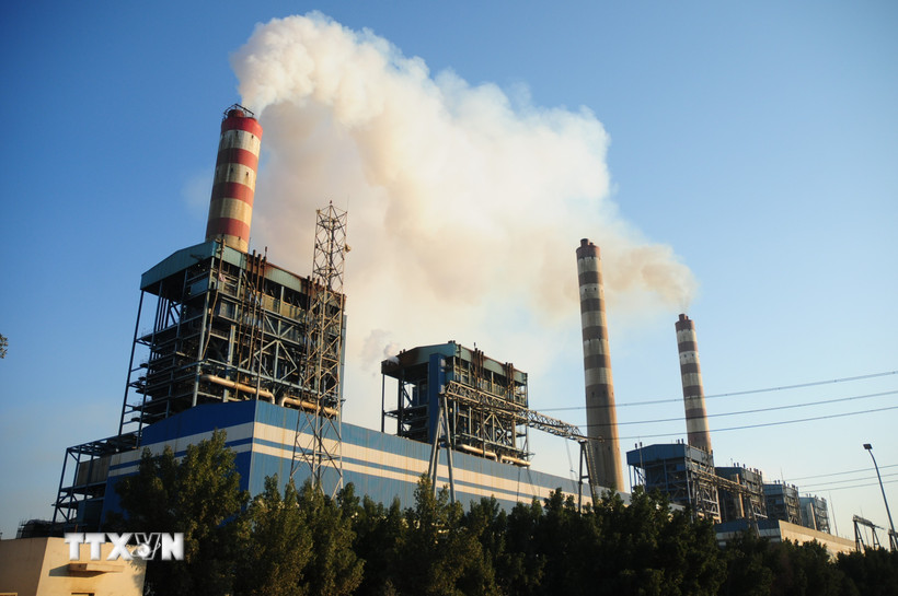 Khí thải phát ra từ một nhà máy điện ở tỉnh Wasit, Iraq. (Ảnh: THX/TTXVN) 