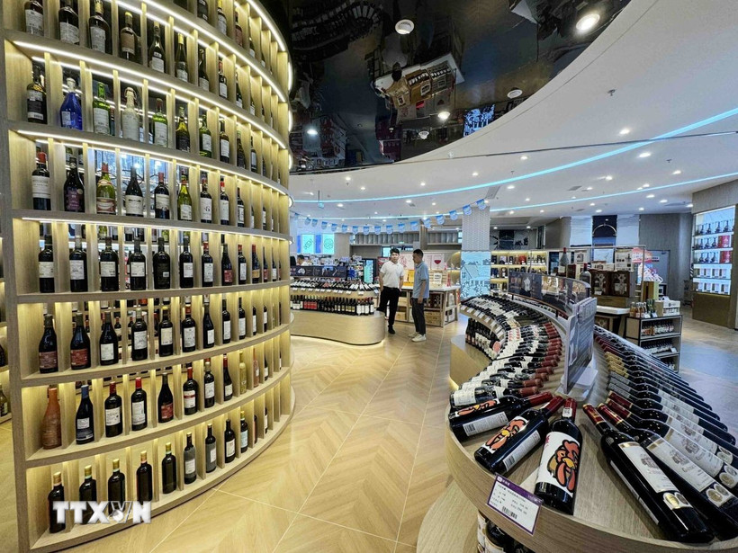 Gian hàng bày bán rượu tại siêu thị thành phố Trùng Khánh (Trung Quốc). (Ảnh: Công Tuyên/TTXVN)