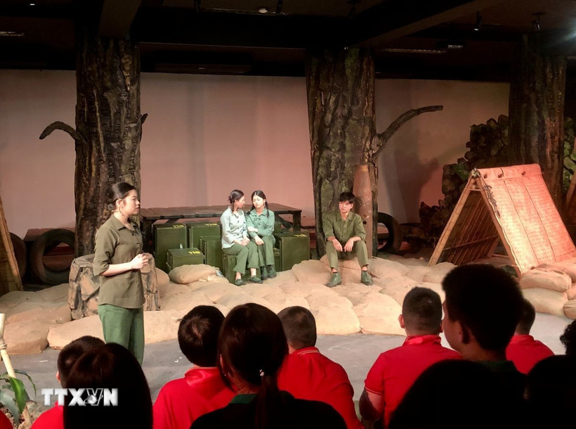 Cảnh trong chương trình "Một thời hoa lửa," kể câu chuyện về những người phụ nữ Việt Nam trong chiến tranh. (Ảnh: Phương Lan/TTXVN)