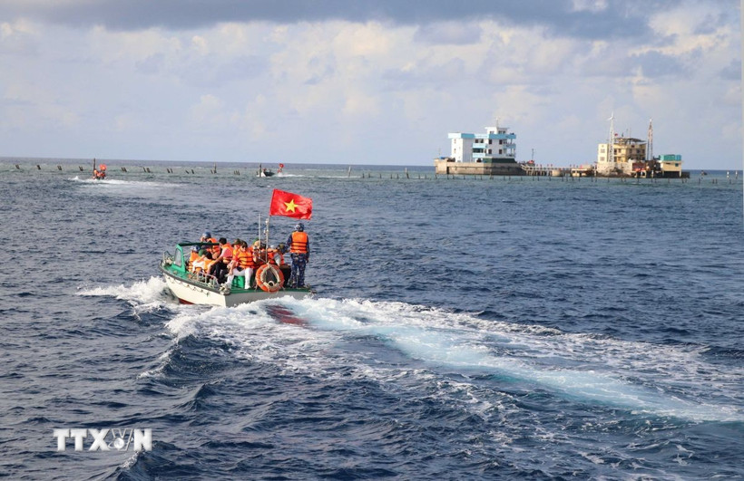 Đoàn công tác thăm các đảo. Ảnh: Hoàng Ngọc - TTXVN