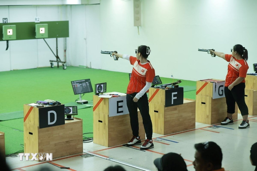 Vận động viên bắn súng. (Ảnh: Minh Quyết/TTXVN)