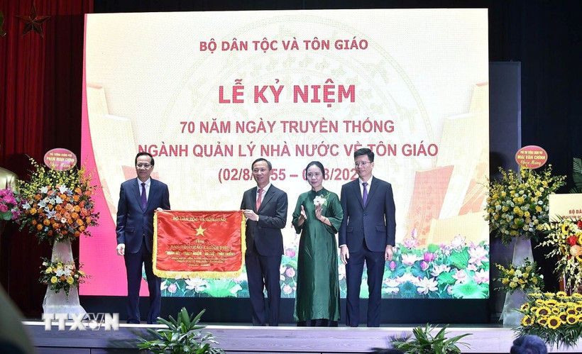 Bộ trưởng Bộ Dân tộc và Tôn giáo Đào Ngọc Dung tặng Bức trướng cho Ban Tôn giáo Chính phủ. (Ảnh: TTXVN phát)