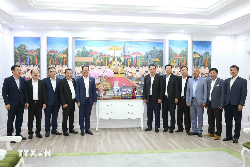 Nhân dịp Tết cổ truyền 2025, ông Trương Minh Trung, Phó Tổng Giám đốc Tập đoàn Công nghiệp Cao su Việt Nam (VRG), Phó Ban thường trực Ban chỉ đạo Phát triển Cao su tại Campuchia của VRG và đoàn công tác đến chúc chào xã giao, chúc Tết Bộ trưởng Bộ Môi trường Campuchia Eang Sophalleth và các cộng sự. (Ảnh: Huỳnh Thảo/TTXVN)