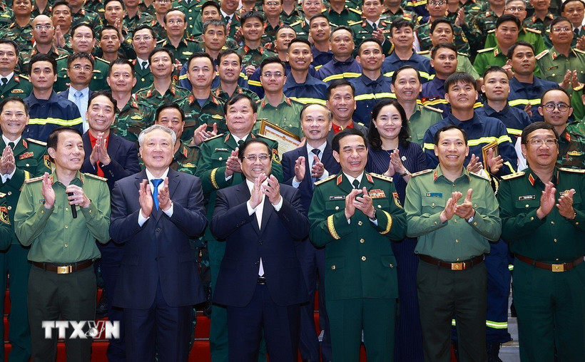 Thủ tướng Phạm Minh Chính với các đại biểu và lực lượng tham gia hỗ trợ Myanmar khắc phục hậu quả động đất. (Ảnh: Dương Giang/TTXVN)