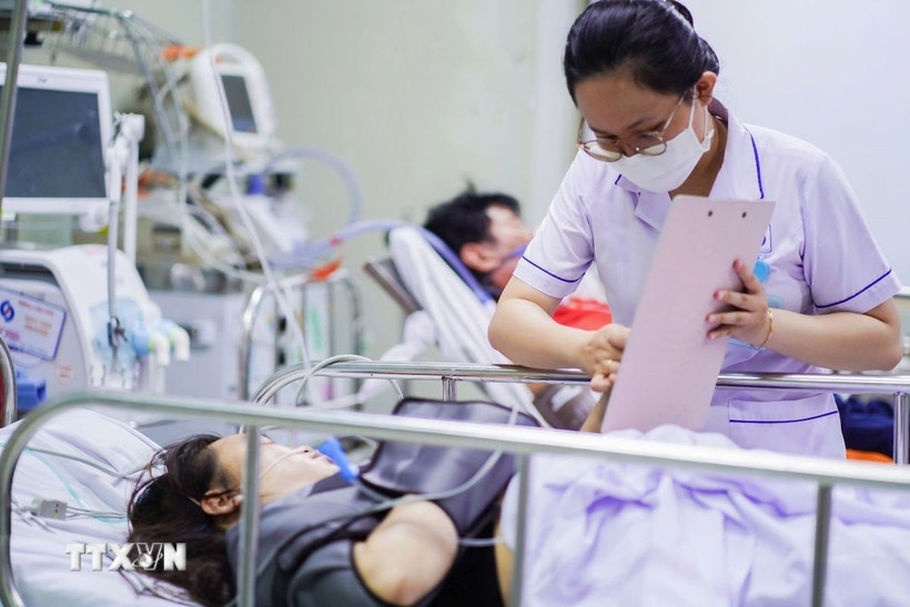 Nạn nhân vụ cháy đang được điều trị tích cực tại Bệnh viện Nhân dân Gia Định. (Ảnh: TTXVN phát)